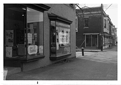 Black and white photo of the storefront of the first Honest Weight Food Co-op, on Quail Street in Albany